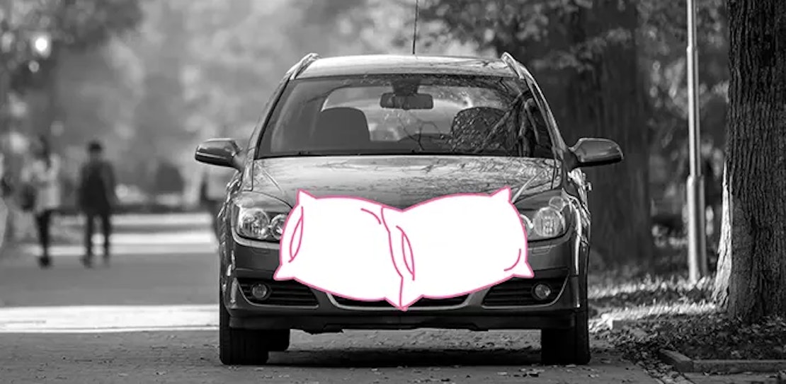 coche con almohadas