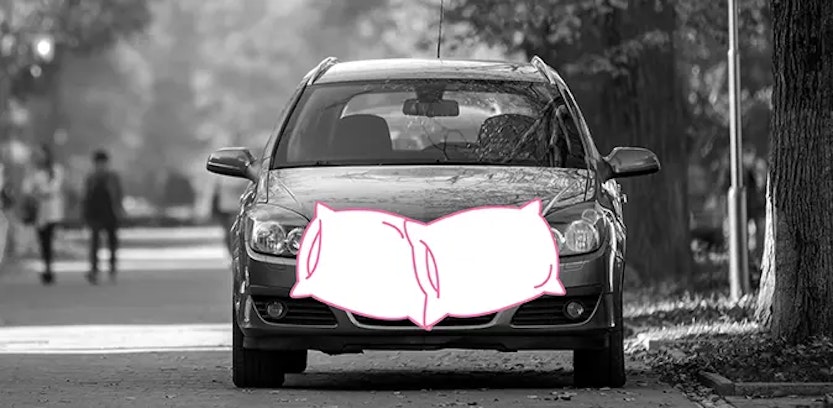 coche con almohadas